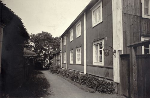 Lindbergska kaptensfastigheten i Lovisa (Kortgränd 3) som på Ester-Margaret von Frenckells initiativ fungerade som Lovisa stadsmuseum åren 1924-1951.
Vivica Bandlers arkiv, Svenska litteratursällskapet i Finland.
