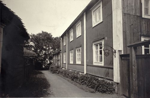 Lindbergska kaptensfastigheten i Lovisa (Kortgränd 3) som på Ester-Margaret von Frenckells initiativ fungerade som Lovisa stadsmuseum åren 1924-1951.
Vivica Bandlers arkiv, Svenska litteratursällskapet i Finland.