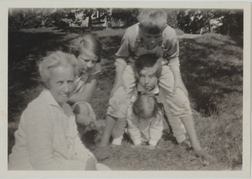 På Kalvholmen. Guvernanten Martha von Collins, Inkeri, Göran (Schildt), Vivica, Erica. 1920-tal.
Vivica Bandlers arkiv, Svenska litteratursällskapet i Finland.