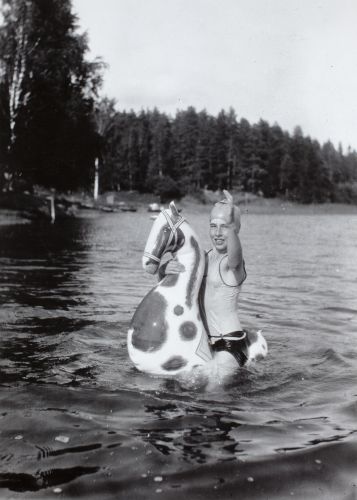 Kalvholmen, barndomens paradis, släktens sommarställe i Pernå. 1930.
Vivica Bandlers arkiv, Svenska litteratursällskapet i Finland.