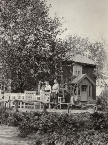 Vivica, mormor, kaptenskan Aina Lindberg och Ester-Margaret i trädgården i Lovisa, 1920-tal.
Vivica Bandlers arkiv, Svenska litteratursällskapet i Finland.