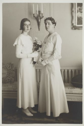 Ester-Margaret kom att bli Finlands första docent i teaterhistoria år 1953. Bilden är tagen då hon promoverades till magister och Vivica fungerade som kransbinderska. 1932.
Foto: Atelier Schildt. Vivica Bandlers arkiv, Svenska litteratursällskapet i Finland.