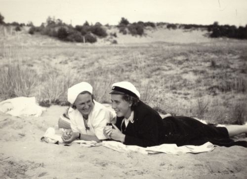 Med Inga Rosenlew på Ytterö sandstrand. 1936.
Vivica Bandlers arkiv, Svenska litteratursällskapet i Finland.