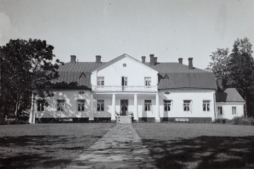 Herrgården på Saaris i Tavastland tillhörde Victor de la Chapelle, gudfar till Vivica. Erik köpte herrgården år 1930 och sålde den år 1948 till Vivica, som ägde gården ända fram till år 1998. 1931.
Foto: ’’Herr von Grundherr’’. Vivica Bandlers arkiv, Svenska litteratursällskapet i Finland.