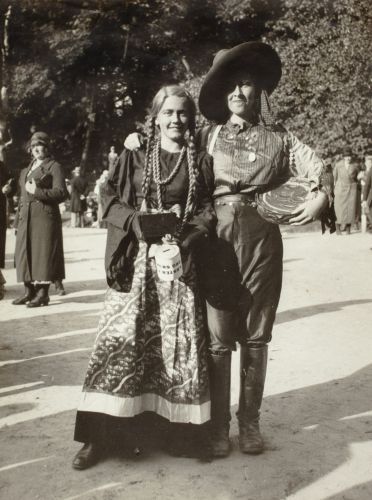 Vivica & Sara Strengell på Barnens dag. 1930-tal.
Vivica Bandlers arkiv, Svenska litteratursällskapet i Finland.