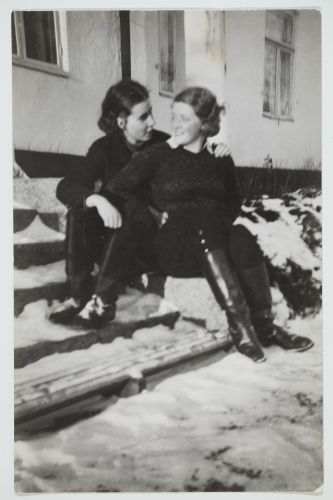 Vivica & Kristina Hackzell. 1935.
Vivica Bandlers arkiv, Svenska litteratursällskapet i Finland.