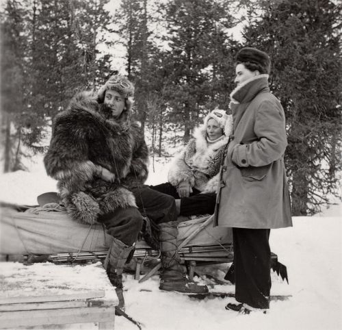 Vid inspelningarna i Kiruna med skådespelarna Jacques Terrane (Tartiere) och Michèle Morgan. 1939.
Vivica Bandlers arkiv, Svenska litteratursällskapet i Finland.