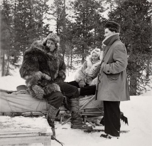 Vid inspelningarna i Kiruna med skådespelarna Jacques Terrane (Tartiere) och Michèle Morgan. 1939.
Vivica Bandlers arkiv, Svenska litteratursällskapet i Finland.