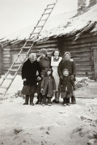 Vivica & Heta (Helga Husgafvel) i lottatjänst i Lappland. 1943.
Vivica Bandlers arkiv, Svenska litteratursällskapet i Finland.