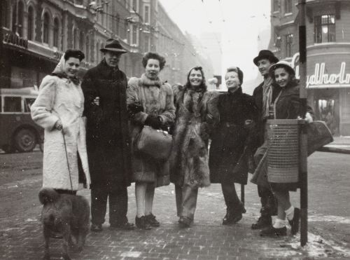 Sällskap på promenad i Stockholm, med bl.a. skådespelaren Mirjami Kuosmanen (i mitten). 1940-tal.
Vivica Bandlers arkiv, Svenska litteratursällskapet i Finland.