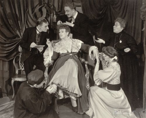 Jean Anouilh: Colombe, Svenska Teatern. Stig Törnroos, Paul Budsko, Kertsin Nylander, Olof Hollsten, Birgitta Ulfsson, Elsa Nyström. 1951.
Foto: Rembrandt. Svenska Teaterns arkiv, Svenska litteratursällskapet i Finland.