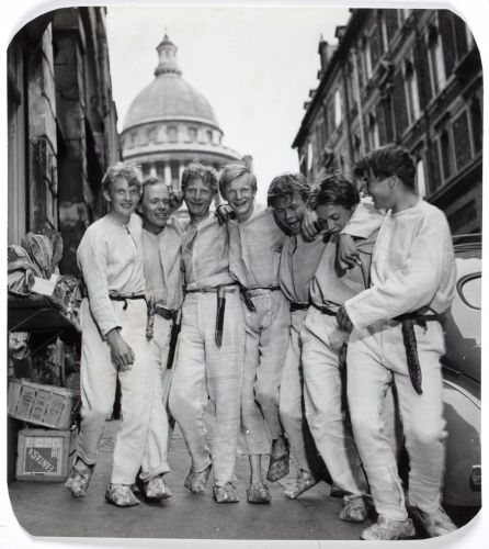 Sju bröder i Paris för första gången. 1953.
Vivica Bandlers arkiv, Svenska litteratursällskapet i Finland.