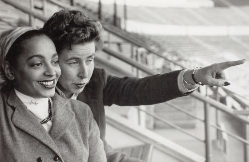 Moune & Vivica på Olympiastadion. Moune de Rivel uppträdde bl.a. på Vivicas nattklubb, Le club du Sauna. 1952.
Vivica Bandlers arkiv, Svenska litteratursällskapet i Finland.