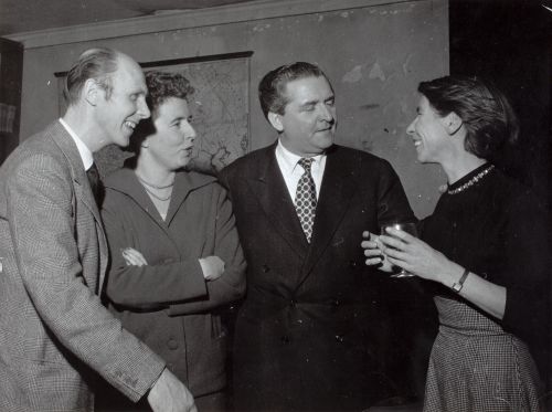 Göran Schildt, Vivica, Stig Järrel & Tove på premiärfest. 1956. 
Teaterföreningen Lillans arkiv, Svenska litteratursällskapet i Finland.