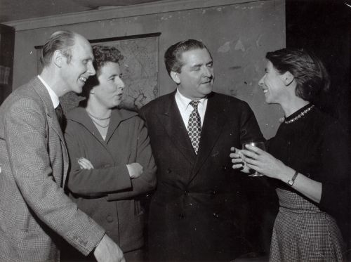 Göran Schildt, Vivica, Stig Järrel & Tove på premiärfest. 1956. 
Teaterföreningen Lillans arkiv, Svenska litteratursällskapet i Finland.