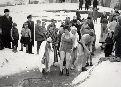 Lillans personal vinterbadar i Havshamnen, ett exempel på PR à la Vivica. 1959.
Eila Granberg, Lasse Pöysti, Börje Idman, Vivica, Jutta Zilliacus, Ralf Långbacka, Kaarlo Juurela, längre bak Benedict Zilliacus.
Teaterföreningen Lillans arkiv, Svenska litteratursällskapet i Finland.