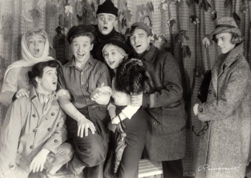 Bez (Benedict Zilliacus): My Fair Lady, Lilla Teatern. Eva Perander, Kaarlo Juurela, Lasse Pöysti, Pertti Roisko, Eva Hemming, Åke Lindman, Birgitta Ulfsson. 1960. 
Foto: Rembrandt. Teaterföreningen Lillans arkiv, Svenska litteratursällskapet i Finland.