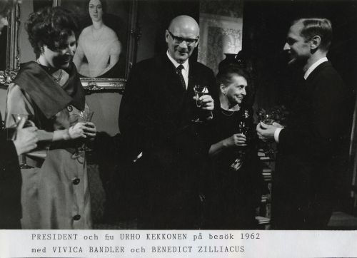 Vivica, Benedict Zilliacus & presidentparet Kekkonen på besök. 1962.
Teaterföreningen Lillans arkiv, Svenska litteratursällskapet i Finland.