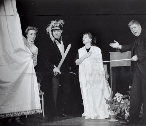 Bo Carpelan: Mina hundra inhemska år, Lilla Teatern. Hilkka Östman, Frej Lindqvist, Vivi-Ann Sjögren, Nils Brandt. 1964. 
Teaterföreningen Lillans arkiv, Svenska litteratursällskapet i Finland.