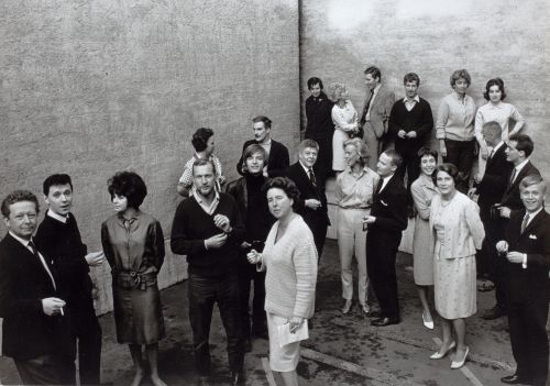 Nya Lilla Teatern på Georgsgatan och dess personal. 1963.
Lasse Pöysti, Heikki Värtsi, Pirkko Mannola, Benedict Zilliacus, Erna Tauro, Ralf Forsström, Henrik Otto Donner, Vivica, Nils Brandt, Birgitta Ulfsson, Bengt Ahlfors, Margret von Martens, Signe Liljeberg, Rolf Björkell, Gösta Bredefeldt, Pertti Roisko. I bakre raden Margherita Nyman, Ingrid Söderblom, Gustav Wiklund, Bo Andersson, Kirsten Sørlie, Stina Svensson. 
Foto: Beata Bergström. Teaterföreningen Lillans arkiv, Svenska litteratursällskapet i Finland.