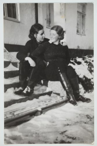 Vivica & Kristina Hackzell. 1935.
Vivica Bandlers arkiv, Svenska litteratursällskapet i Finland.