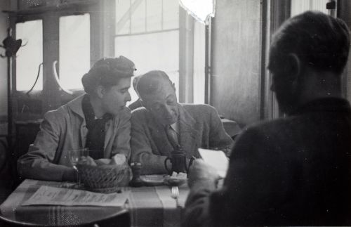 Elokuvaohjaaja Jacques Feyderin kanssa Pariisissa. 1939.
Vivica Bandlers arkiv, Svenska litteratursällskapet i Finland.