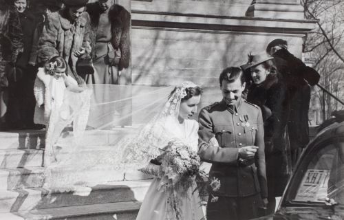 Helsingin Vanhan kirkon ulkopuolella. 1943.
Foto: Hede. Vivica Bandlers arkiv, Svenska litteratursällskapet i Finland.