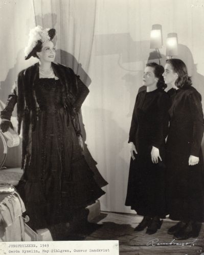 Jean Genet: Jungfruleken, Svenska Teatern. Gerda Ryselin, May Pihlgren, Gunvor Sandkvist. 1949.
Foto: Rembrandt. Svenska Teaterns arkiv, Svenska litteratursällskapet i Finland.