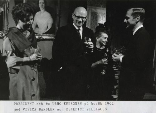 Vivica, Benedict Zilliacus & presidenttipari Kekkonen vierailulla. 1962.
Teaterföreningen Lillans arkiv, Svenska litteratursällskapet i Finland.