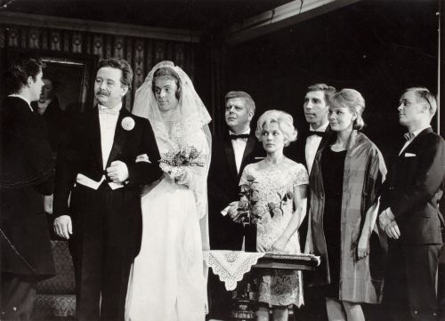 Bez: Guldbröllop, Lilla Teatern. Johan Holm, Lasse Pöysti, Birgitta Ulfsson, Nils Brandt, Ingrid Söderblom, Gustav Wiklund, Inga Landgré, Pertti Roisko. 1962.
Teaterföreningen Lillans arkiv, Svenska litteratursällskapet i Finland.