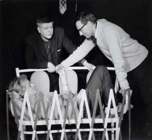 Mary Mandelin: Epos om oss, Lilla Teatern. Birgitta Ulfsson, Nils Brandt, Frej Lindqvist. 1964.
Teaterföreningen Lillans arkiv, Svenska litteratursällskapet i Finland.