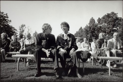 Vivica oli Tampereen teatterikesän taiteellinen johtaja 1990–1995, tässä näytelmäkirjailijan ja ystävän Edward Albeen kanssa. 1990.
Vivica Bandlers arkiv, Svenska litteratursällskapet i Finland.